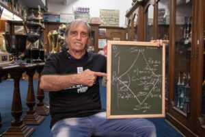 Écio Pasca, técnico campeão da Copinha pela Lusa, está internado