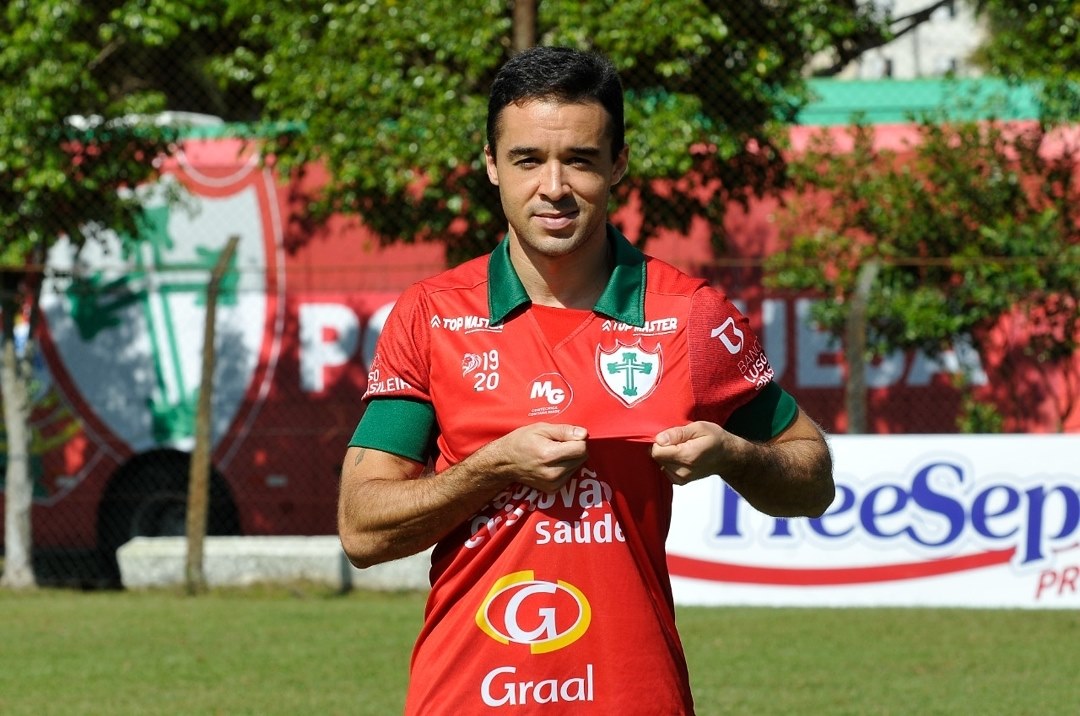 Goiás negocia contratação do lateral Douglas Silva, destaque do