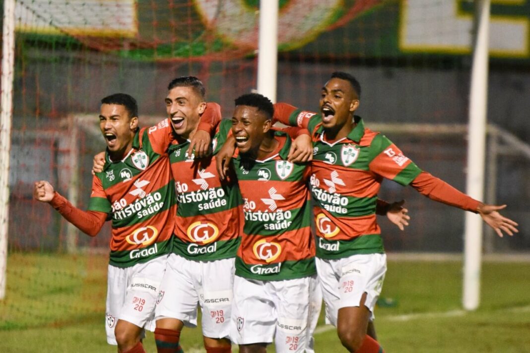 Jogadores da Lusa comemoram gol contra o Madureira