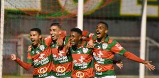 Jogadores da Lusa comemoram gol contra o Madureira