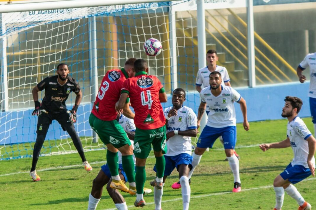 Gilberto Alemão e Patrick em jogo contra o Santo André