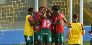 Jogadores da Portuguesa celebram gol contra o Santo André