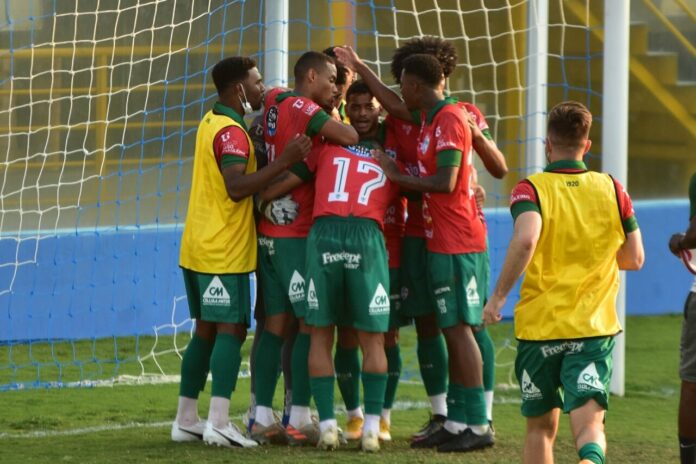 Jogadores da Portuguesa celebram gol contra o Santo André