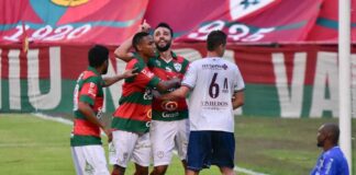 Caio Mancha comemora gol contra o Caxias