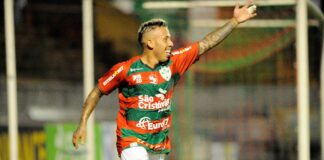 Cesinha em gol contra o Monte Azul
