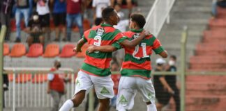 Marcão comemora gol contra o São Raimundo-RR