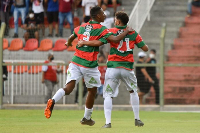 Marcão comemora gol contra o São Raimundo-RR