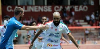 Daniel Costa comemora gol contra o Linense