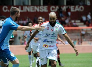 Daniel Costa comemora gol contra o Linense