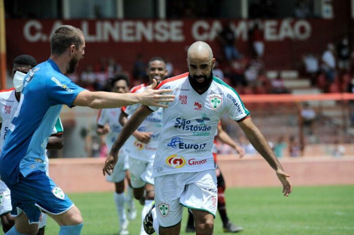 Daniel Costa comemora gol contra o Linense