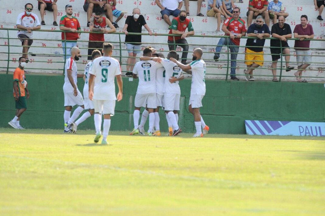 Jogadores comemoram gol de Patrick contra o Velo Clube