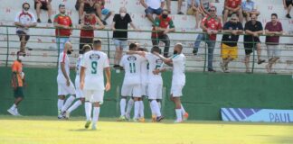Jogadores comemoram gol de Patrick contra o Velo Clube