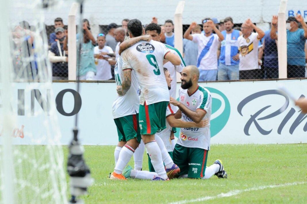 Comemoração do gol de Daniel Costa contra o Lemense