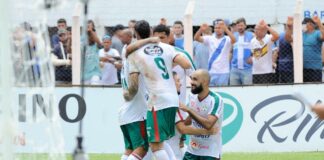 Comemoração do gol de Daniel Costa contra o Lemense