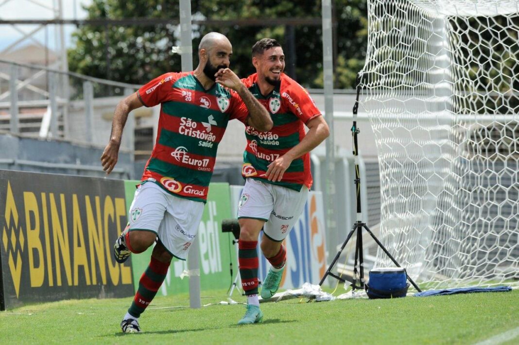 Daniel Costa comemora gol contra o Red Bull Brasil