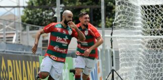 Daniel Costa comemora gol contra o Red Bull Brasil