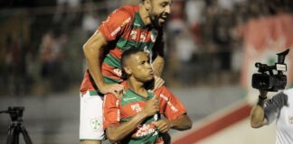 Patrick e Caio Mancha comemoram gol contra o Juventus