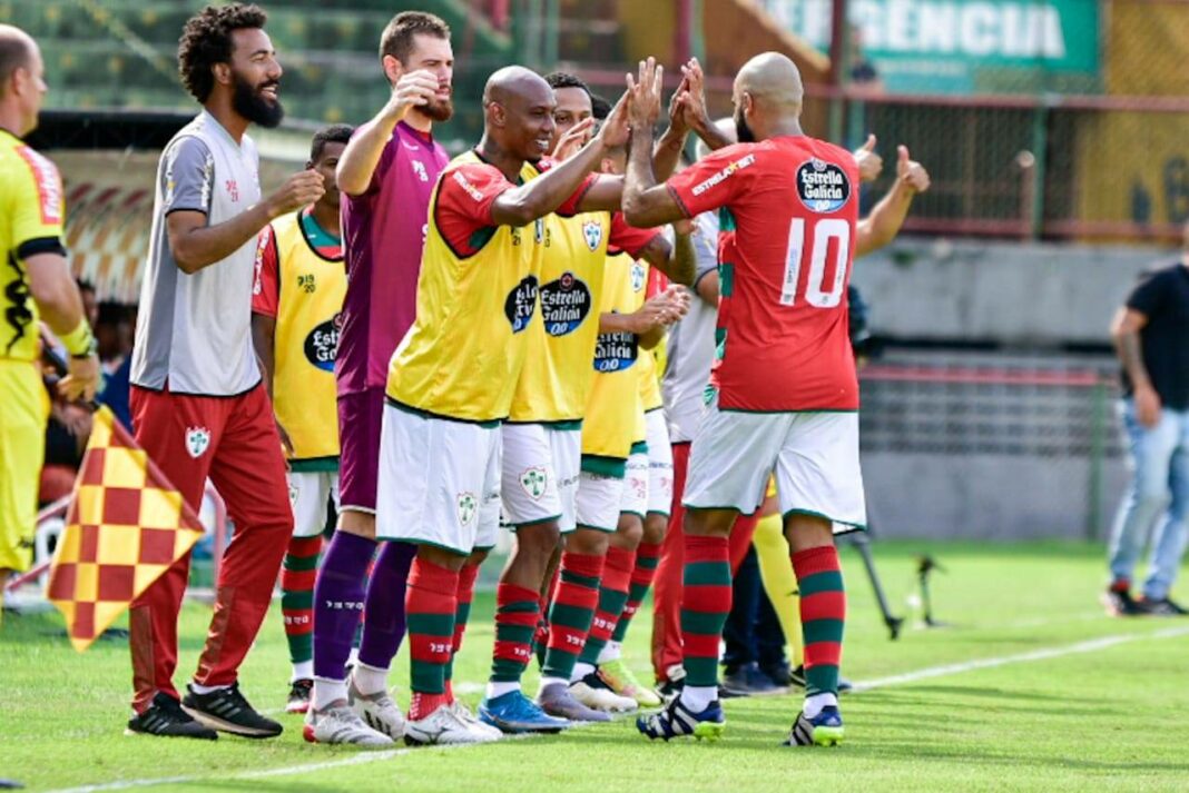 Daniel Costa comemora gol contra a Portuguesa Santista