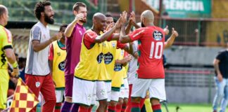 Daniel Costa comemora gol contra a Portuguesa Santista