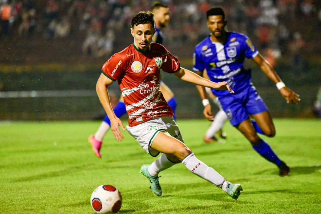 Gustavo França em ação contra o Rio Claro