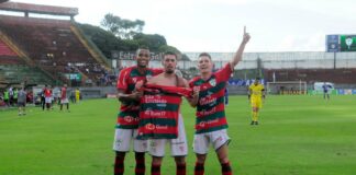 Jogadores da Lusa comemoram gol contra o Rio Claro