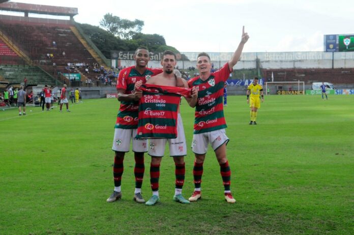 Jogadores da Lusa comemoram gol contra o Rio Claro