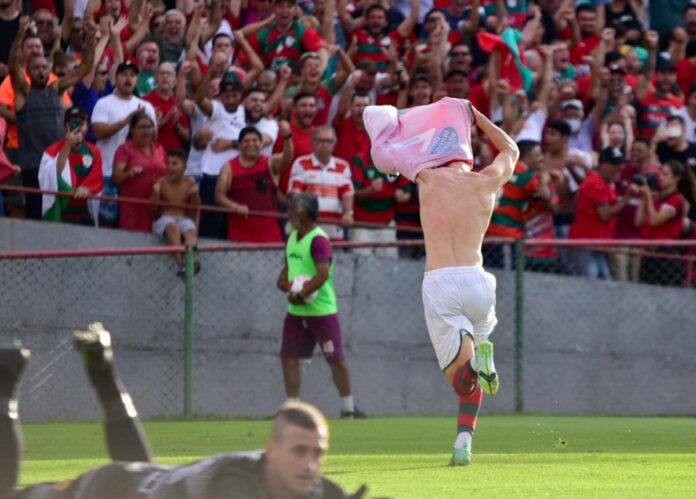 Gustavo França comemora gol contra o Rio Claro