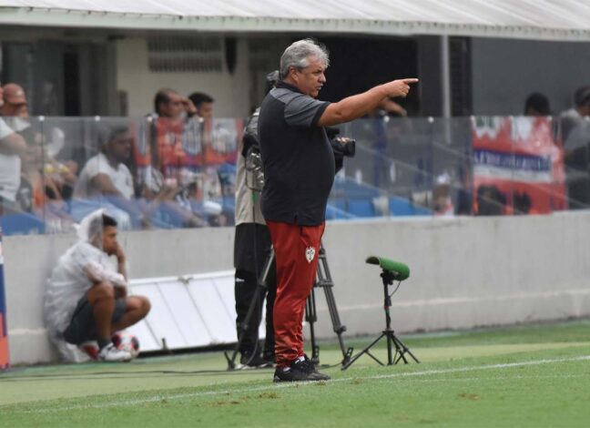 Ex-Lusa, Caio Mancha vai à Vila e assiste jogo contra o Santos