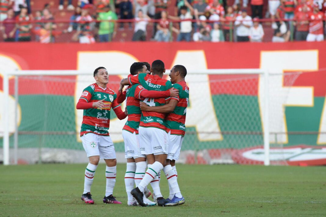 Elenco da Lusa celebra gol contra a Briosa