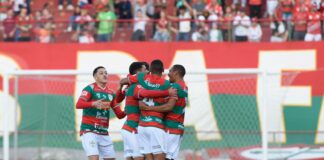 Elenco da Lusa celebra gol contra a Briosa