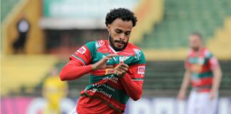 Chrigor celebra gol contra o EC São Bernardo