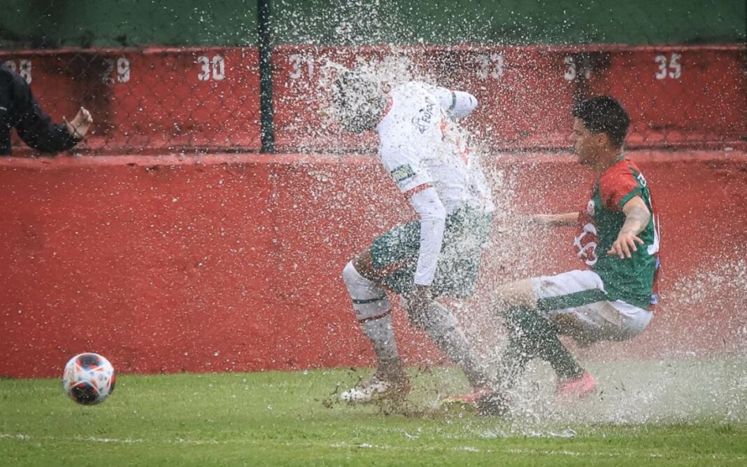 Gramado estava encharcado no jogo entre Briosa e Lusa