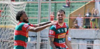 Pedro Bortoluzo celebra gol contra o São Caetano