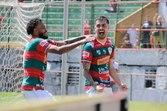 Pedro Bortoluzo celebra gol contra o São Caetano