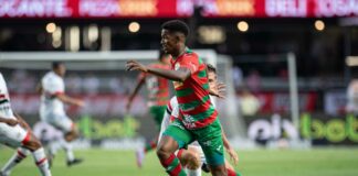 Douglas Borel em campo contra o São Paulo