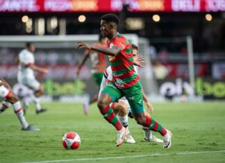 Douglas Borel em campo contra o São Paulo