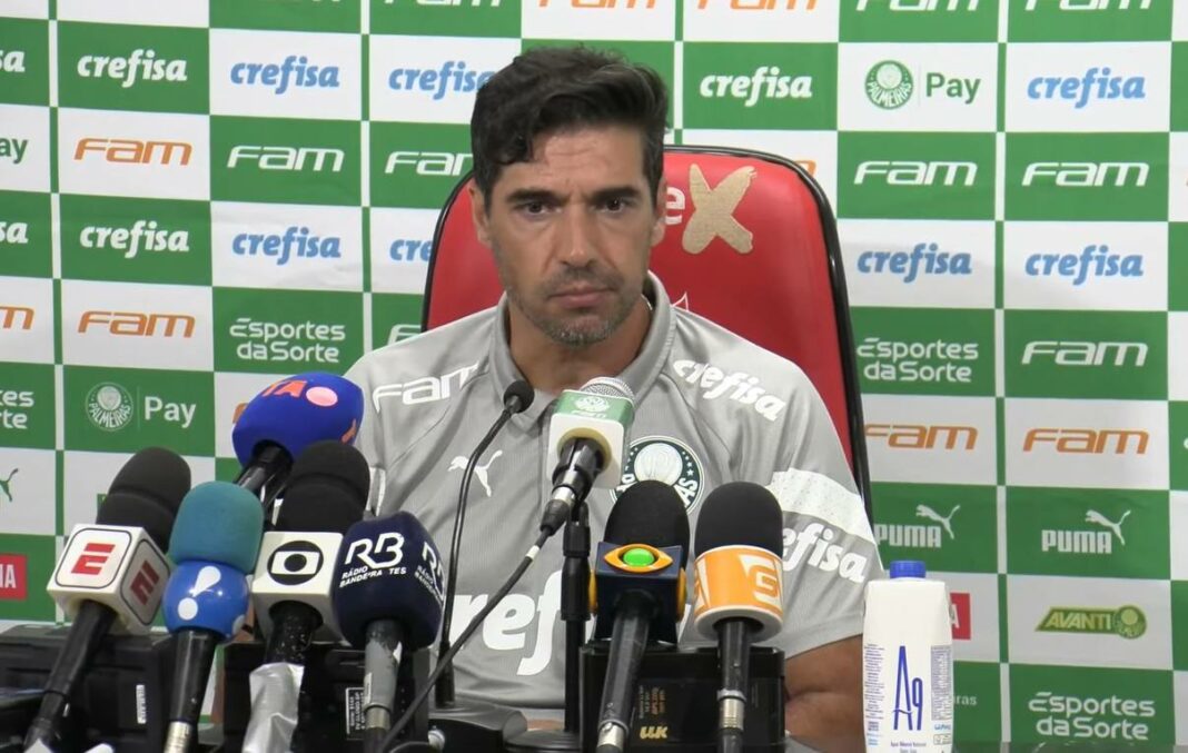 Abel Ferreira durante coletiva no Canindé