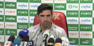 Abel Ferreira durante coletiva no Canindé