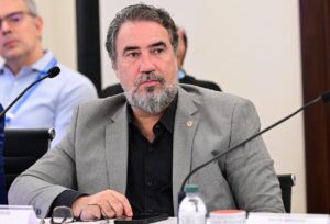 Blogueiro é obrigado a se retratar com Castanheira após decisão judicial