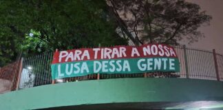 Torcida da Lusa leva faixa a favor da SAF
