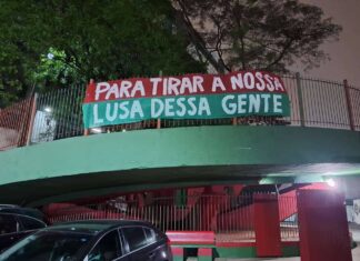 Torcida da Lusa leva faixa a favor da SAF