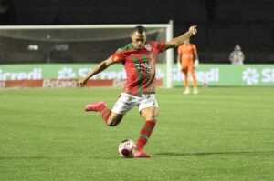 Portuguesa negocia saída de Alex Silva para o Coritiba