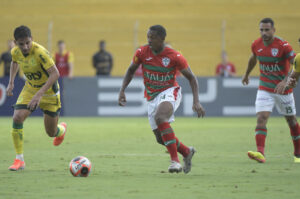 Iago Dias celebra renovação com a Lusa e mira acesso na Série D