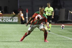 De fora há sete meses, Lucas Hipólito inicia nova etapa na recuperação de lesão