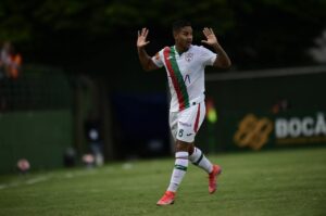 Lucas Hipólito é operado com sucesso da lesão no joelho esquerdo