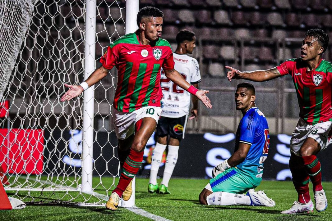 Rildo comemora gol da Lusa contra o Botafogo