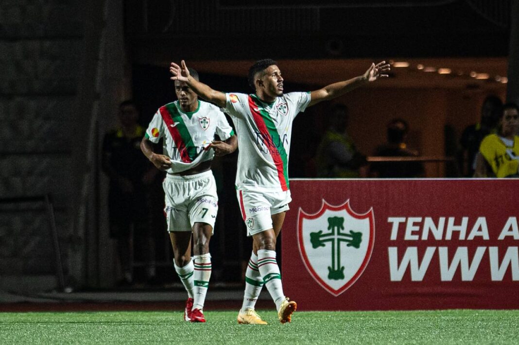 Rildo comemora gol contra o São Bernardo