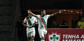 Rildo comemora gol contra o São Bernardo