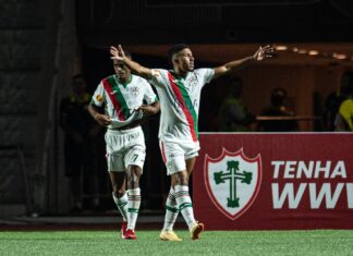 Rildo comemora gol contra o São Bernardo