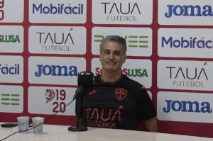 Alex Bourgeois questiona a lógica dos contratos no futebol brasileiro